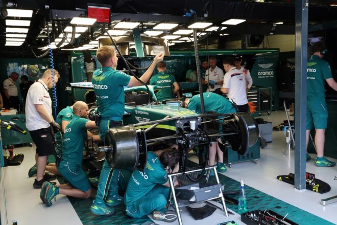 ランス・ストロール（アストンマーティン）のマシンの作業を行うメカニックたち