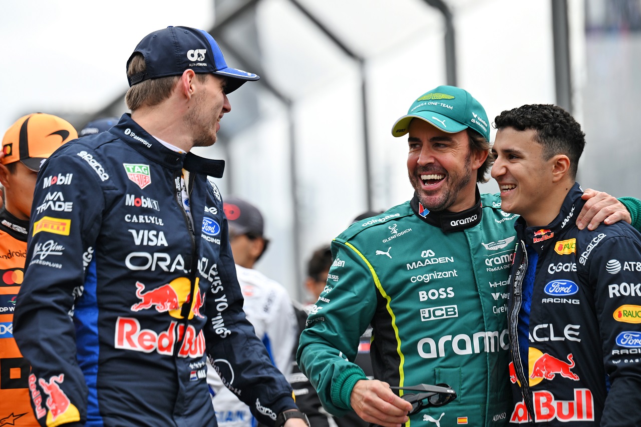 アイザック・ハジャー＆マックス・フェルスタッペン（レッドブル）と会話するフェルナンド・アロンソ（アストンマーティン）