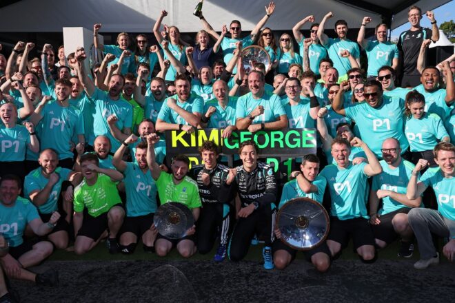 ジョージ・ラッセルとアンドレア・キミ・アントネッリの1-2を祝うメルセデスチーム