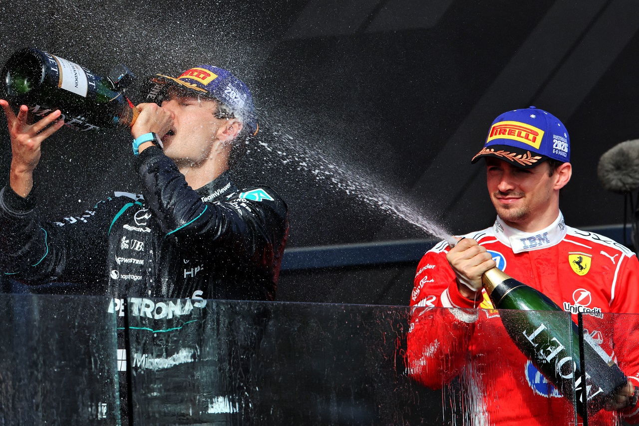 3位シャルル・ルクレール（フェラーリ）と優勝したジョージ・ラッセル（メルセデス）