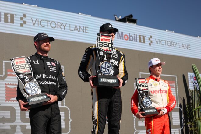 表彰台のカイル・カークウッド、ジョセフ・ニューガーデン、デイビッド・マルーカス