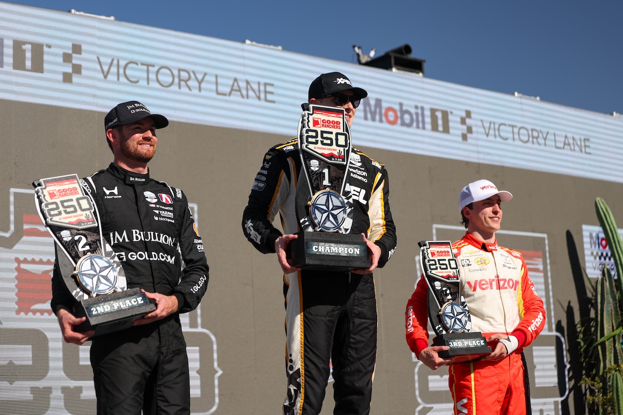 表彰台のカイル・カークウッド、ジョセフ・ニューガーデン、デイビッド・マルーカス