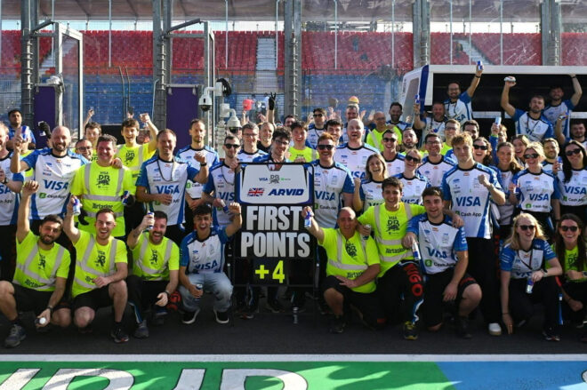 アービッド・リンドブラッド（レーシングブルズ）のデビュー戦8位入賞を祝うチーム