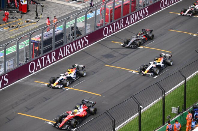 グリッドについたリアム・ローソンとアービッド・リンドブラッド（レーシングブルズ）