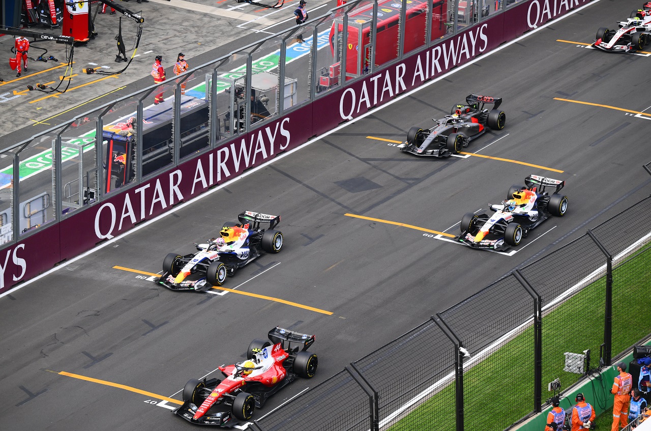 グリッドについたリアム・ローソンとアービッド・リンドブラッド（レーシングブルズ）