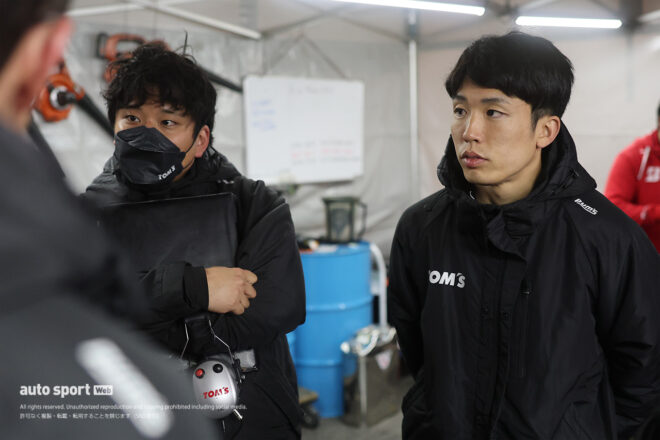 伊藤大晴エンジニアと坪井翔（TGR TEAM au TOM’S）