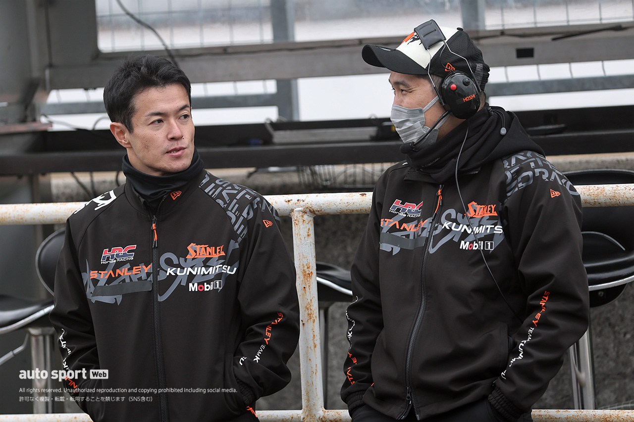 山本尚貴と星学文エンジニア（STANLEY TEAM KUNIMITSU）