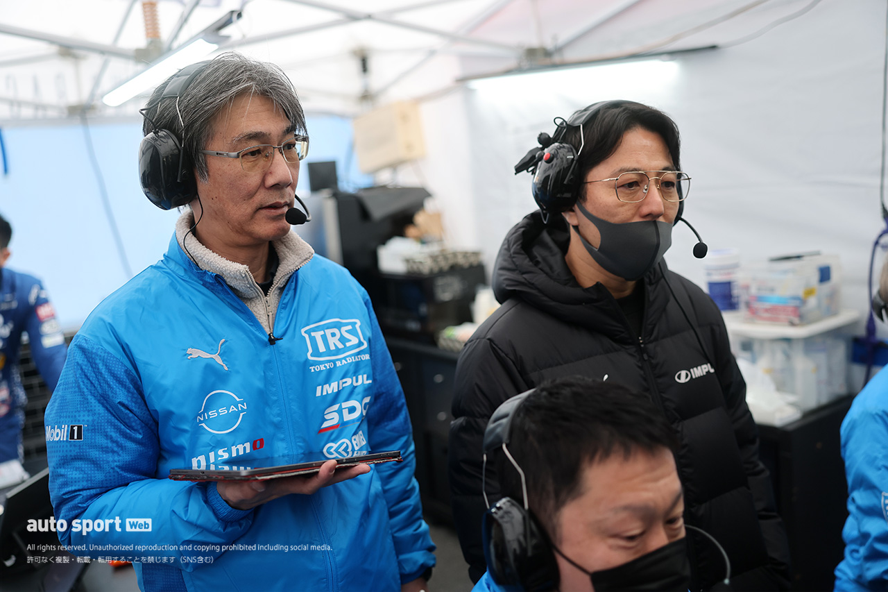 村田卓児エンジニアと星野一樹監督（TEAM IMPUL）