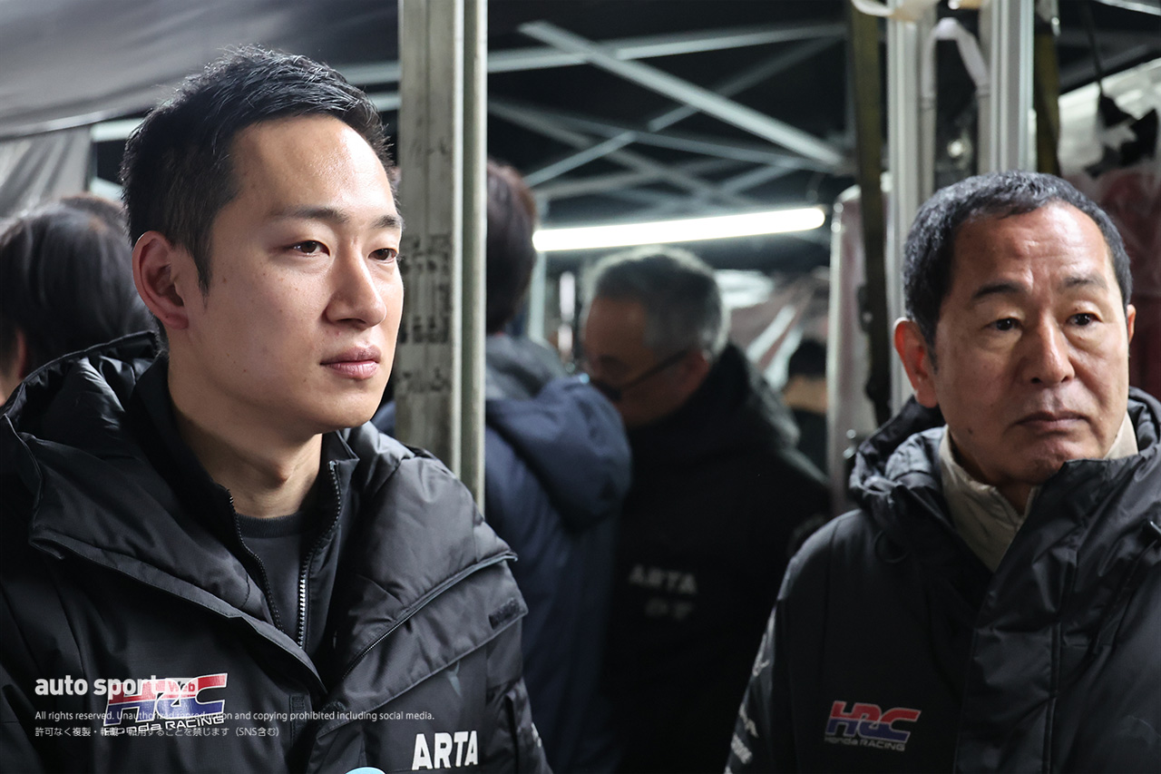 小池智彦エンジニアと土屋圭市監督（ARTA MUGEN）