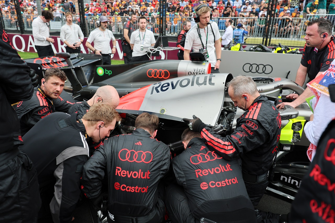 ニコ・ヒュルケンベルグ（アウディ）のマシンをチェックするメカニックたち