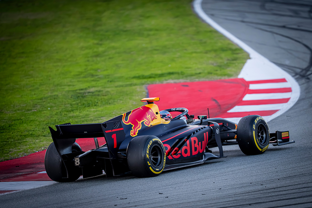 レッドブル・スペインの企画でFIA F2の旧車をドライブした動画配信者のTheGrefg