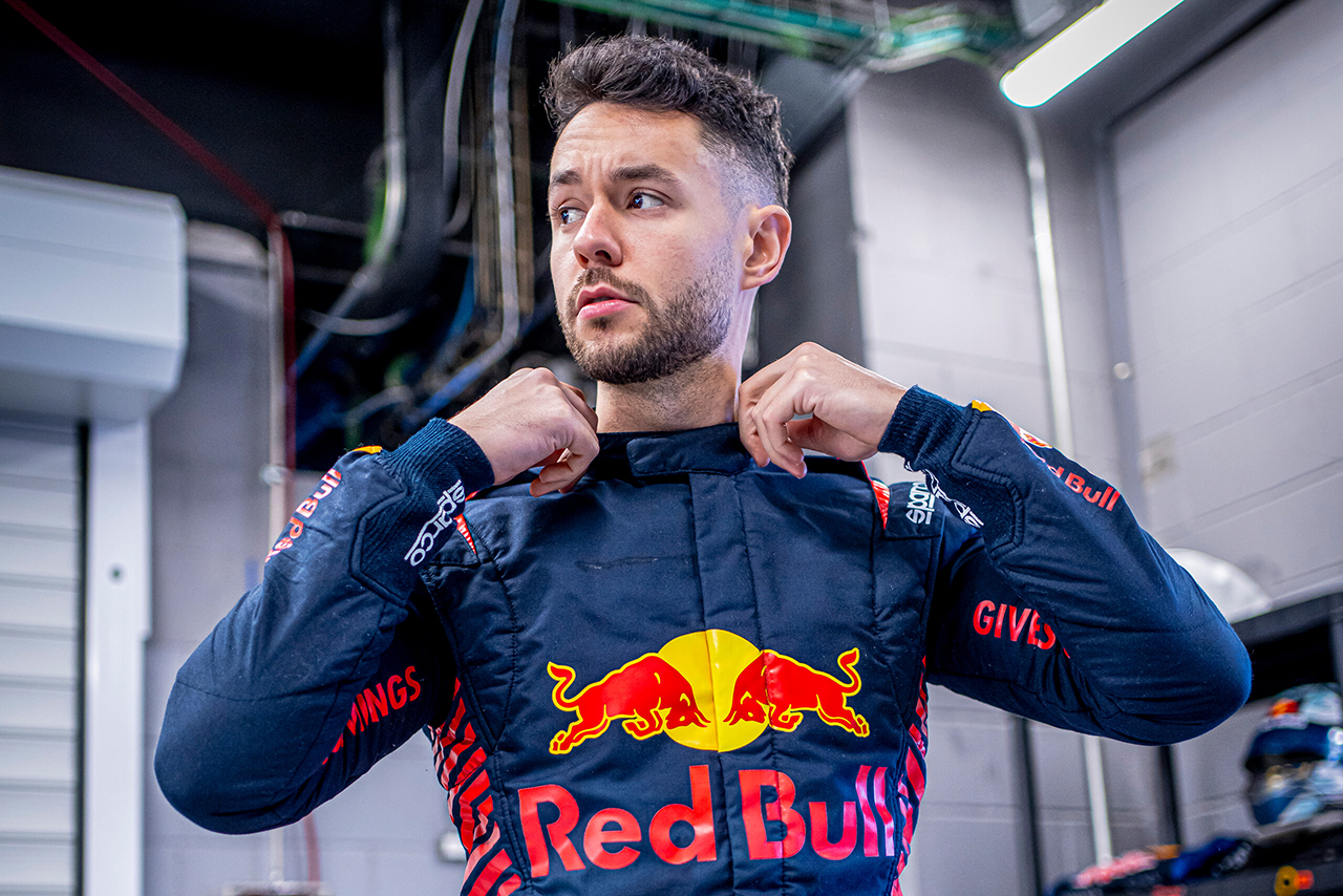 レッドブル・スペインの企画でFIA F2の旧車をドライブした動画配信者のTheGrefg