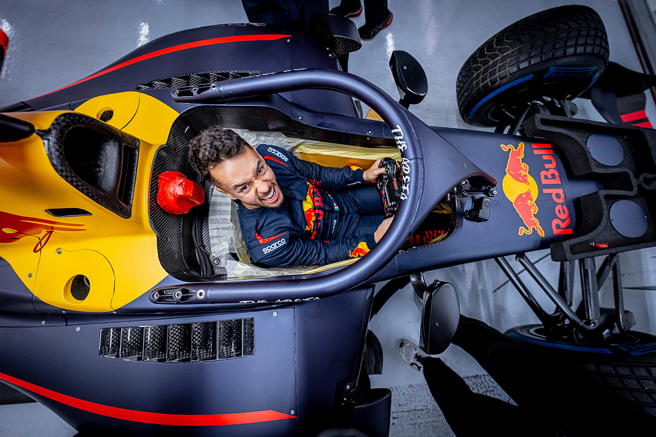 レッドブル・スペインの企画でFIA F2の旧車をドライブした動画配信者のTheGrefg