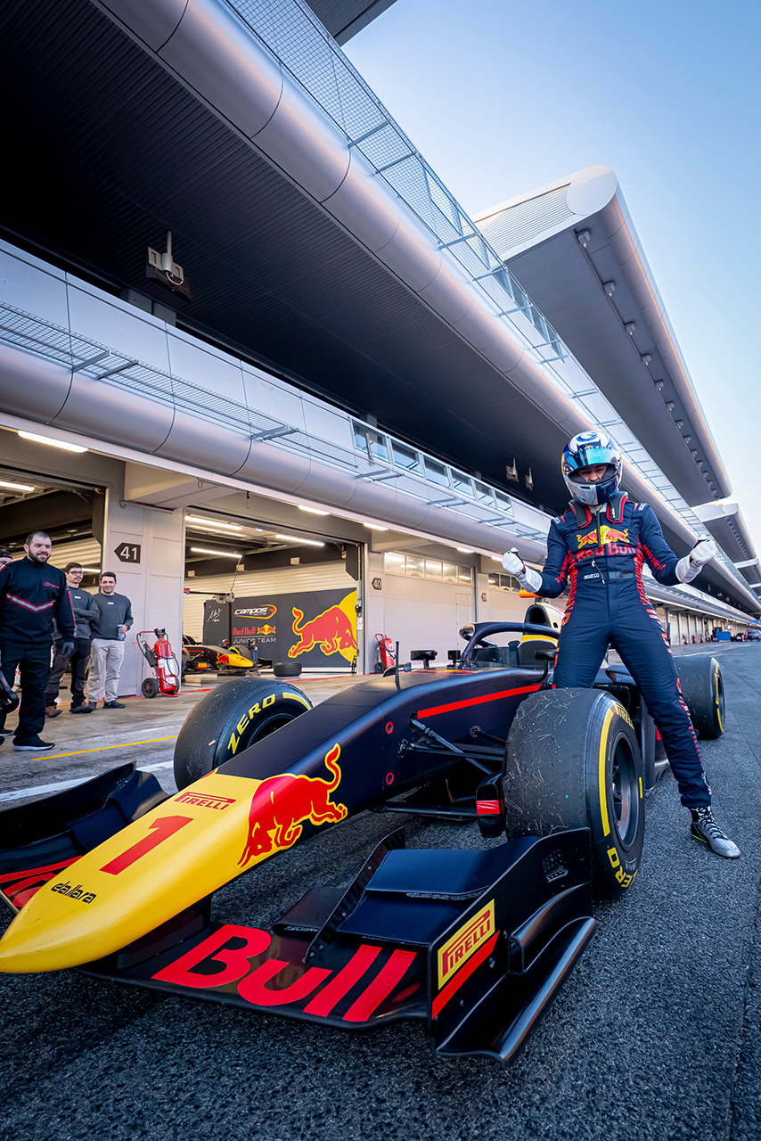 レッドブル・スペインの企画でFIA F2の旧車をドライブした動画配信者のTheGrefg