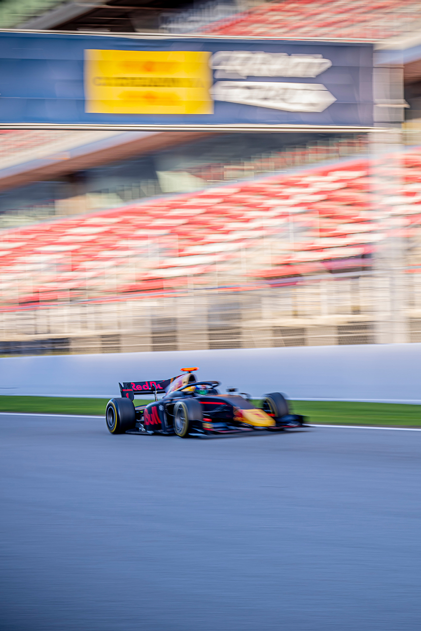 レッドブル・スペインの企画でFIA F2の旧車をドライブした動画配信者のTheGrefg