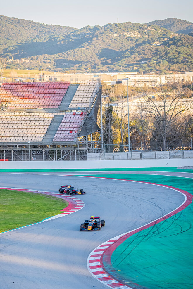 レッドブル・スペインの企画でFIA F2の旧車をドライブした動画配信者のTheGrefg／手前は指導役のエンツォ・タルンヴァニチクル（レッドブル育成）