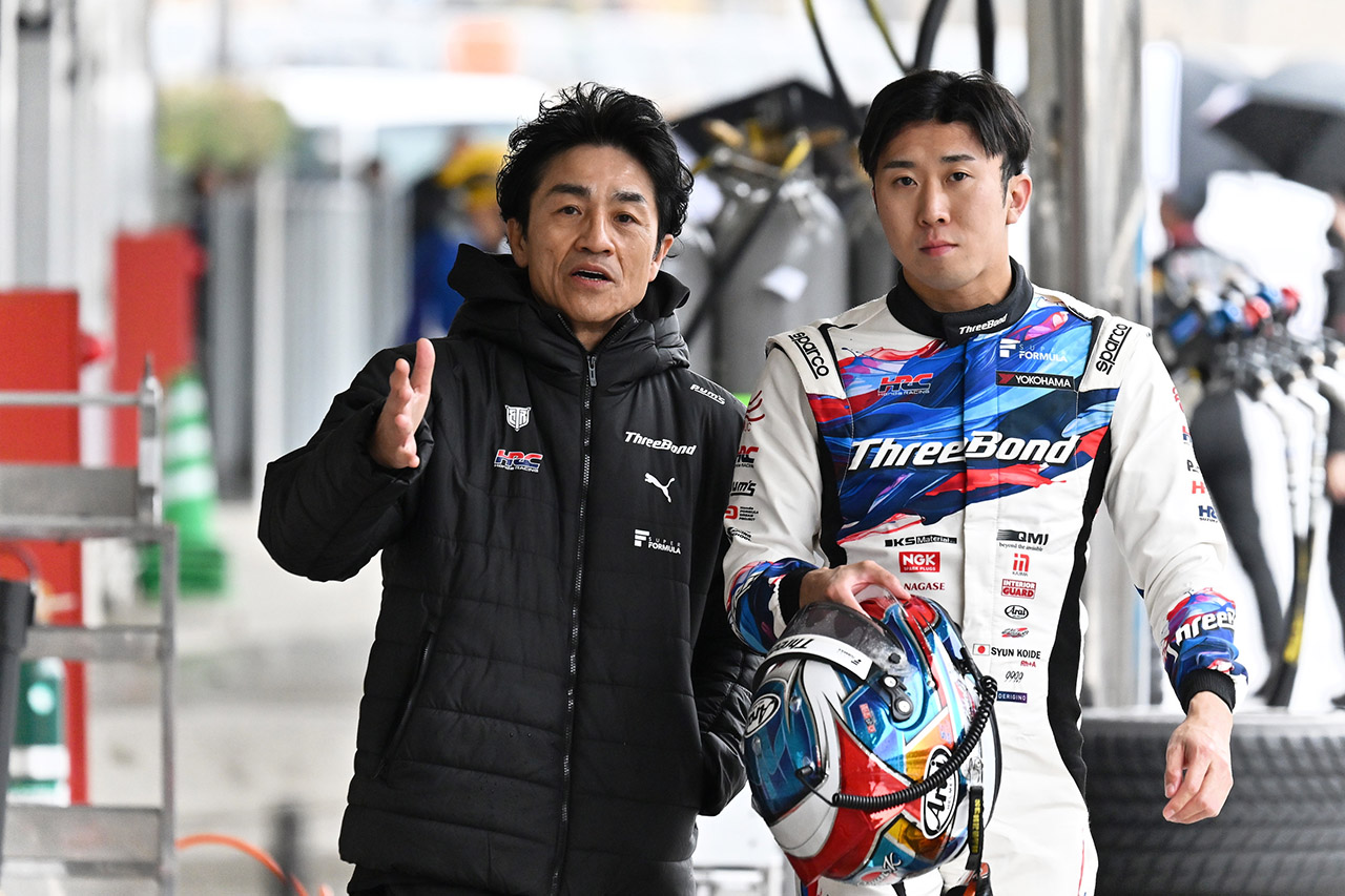 小出峻と大駅俊臣チーフエンジニア（ThreeBond Racing）