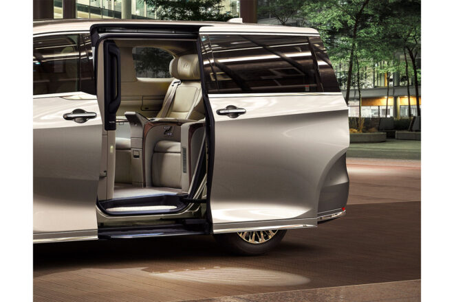 レクサス『LM』が一部改良。スライドドアイルミネーションや冷蔵庫ホルダーなどで利便性を向上