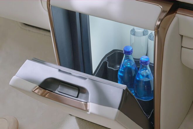 レクサス『LM』が一部改良。スライドドアイルミネーションや冷蔵庫ホルダーなどで利便性を向上