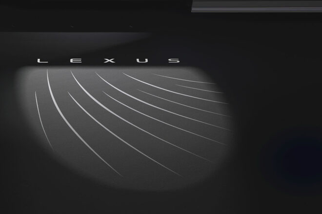 レクサス『LM』が一部改良。スライドドアイルミネーションや冷蔵庫ホルダーなどで利便性を向上