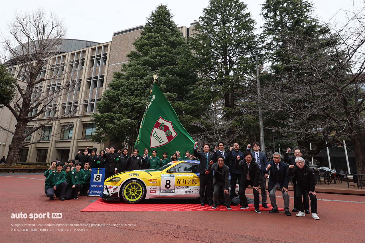 青山学院大学の“駅伝タスキ”をトヨタGRスープラGT4エボ2が装着。体育会自動車部が走らせるスーパー耐久車両が渋谷でお披露目