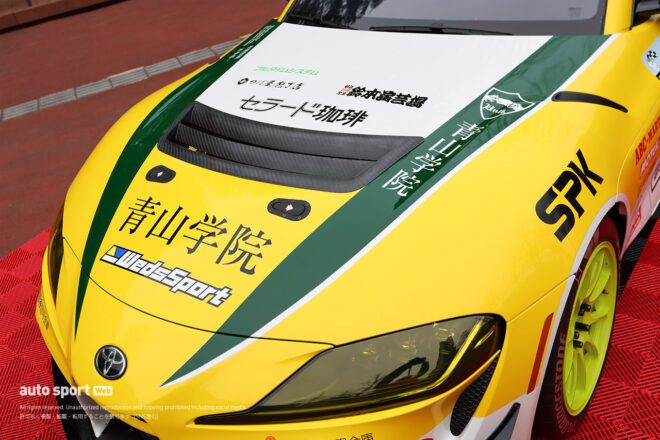 青山学院大学の“駅伝タスキ”をトヨタGRスープラGT4エボ2が装着。体育会自動車部が走らせるスーパー耐久車両が渋谷でお披露目