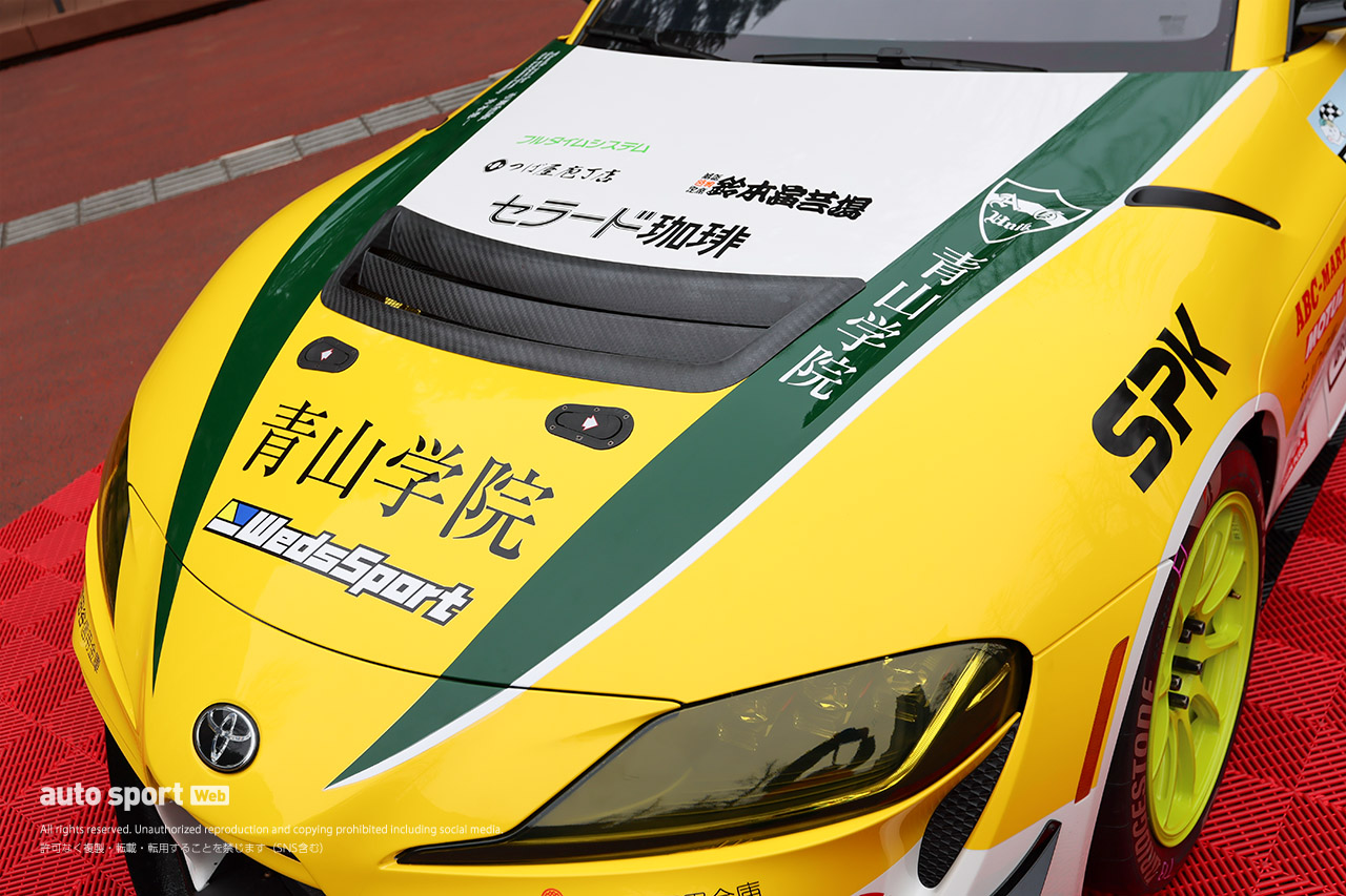 青山学院大学の“駅伝タスキ”をトヨタGRスープラGT4エボ2が装着。体育会自動車部が走らせるスーパー耐久車両が渋谷でお披露目