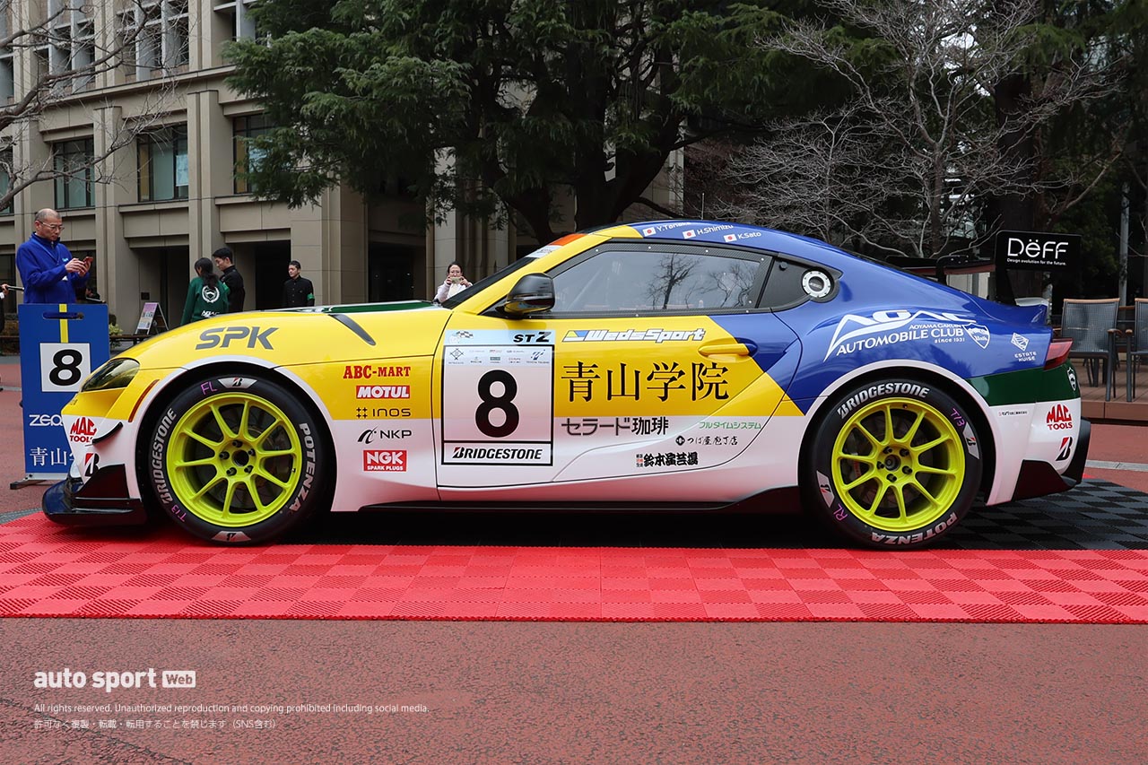 青山学院大学の“駅伝タスキ”をトヨタGRスープラGT4エボ2が装着。体育会自動車部が走らせるスーパー耐久車両が渋谷でお披露目