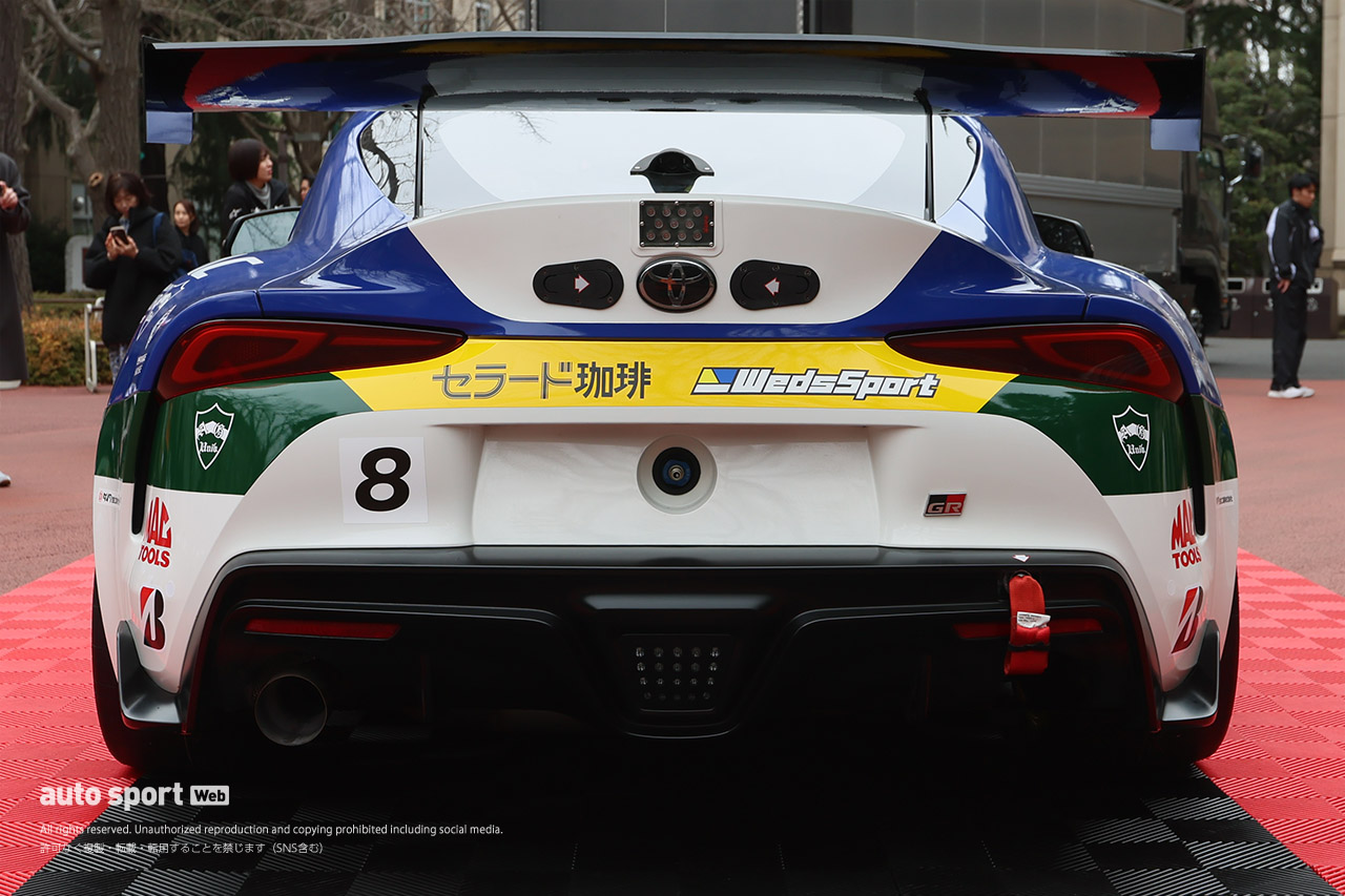 青山学院大学の“駅伝タスキ”をトヨタGRスープラGT4エボ2が装着。体育会自動車部が走らせるスーパー耐久車両が渋谷でお披露目