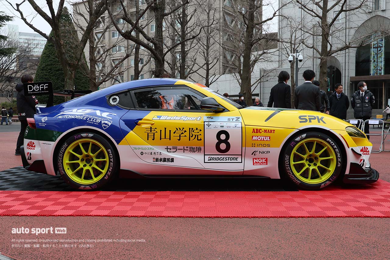 青山学院大学の“駅伝タスキ”をトヨタGRスープラGT4エボ2が装着。体育会自動車部が走らせるスーパー耐久車両が渋谷でお披露目