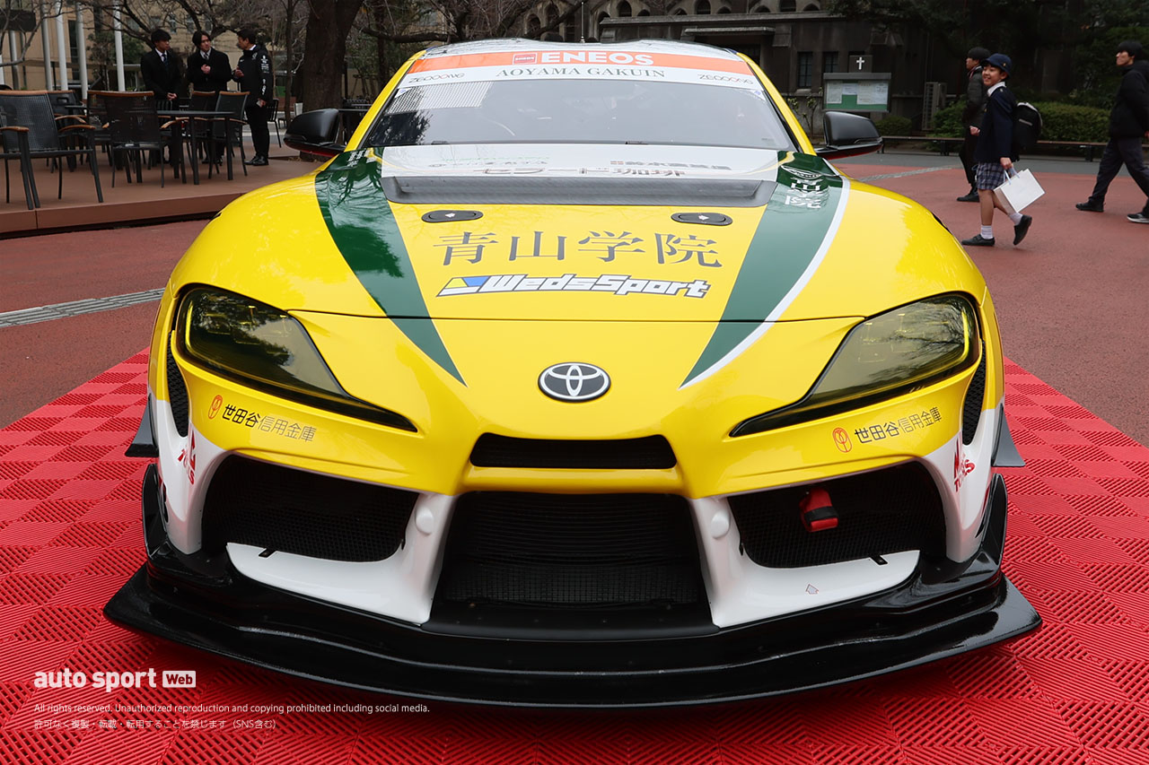 青山学院大学の“駅伝タスキ”をトヨタGRスープラGT4エボ2が装着。体育会自動車部が走らせるスーパー耐久車両が渋谷でお披露目