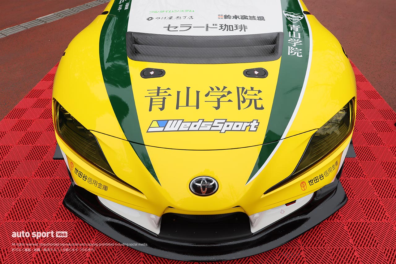 青山学院大学の“駅伝タスキ”をトヨタGRスープラGT4エボ2が装着。体育会自動車部が走らせるスーパー耐久車両が渋谷でお披露目