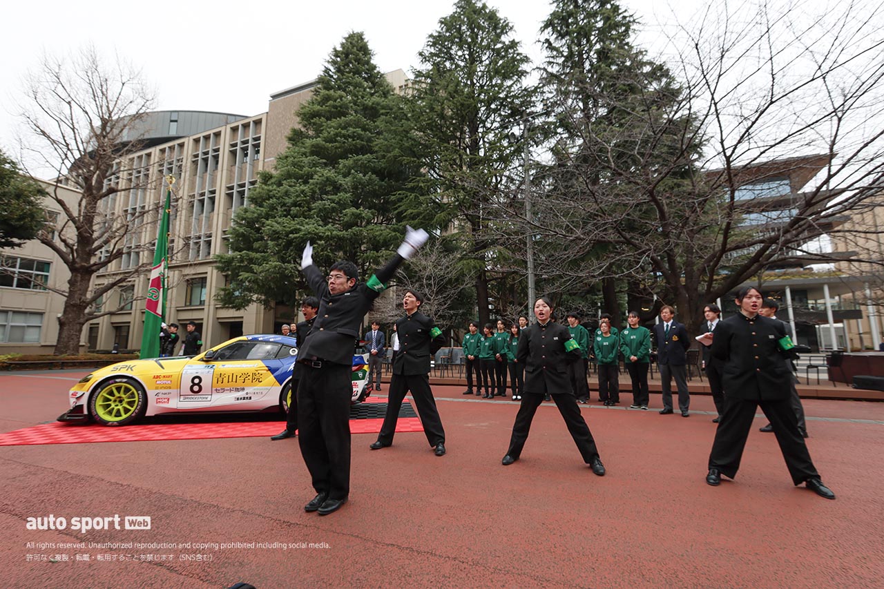 青山学院大学の“駅伝タスキ”をトヨタGRスープラGT4エボ2が装着。体育会自動車部が走らせるスーパー耐久車両が渋谷でお披露目