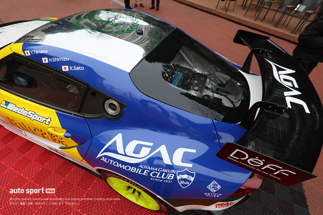 青山学院大学の“駅伝タスキ”をトヨタGRスープラGT4エボ2が装着。体育会自動車部が走らせるスーパー耐久車両が渋谷でお披露目