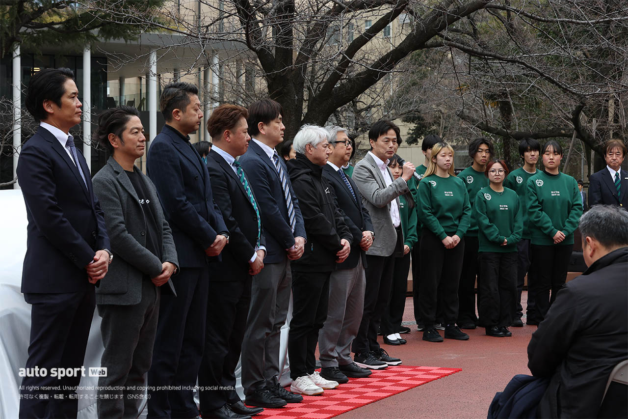 青山学院大学の“駅伝タスキ”をトヨタGRスープラGT4エボ2が装着。体育会自動車部が走らせるスーパー耐久車両が渋谷でお披露目