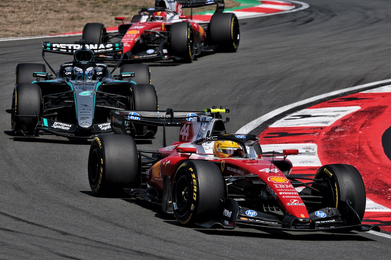 ルイス・ハミルトン（フェラーリ）、ジョージ・ラッセル（メルセデス）、シャルル・ルクレール（フェラーリ）の首位争い