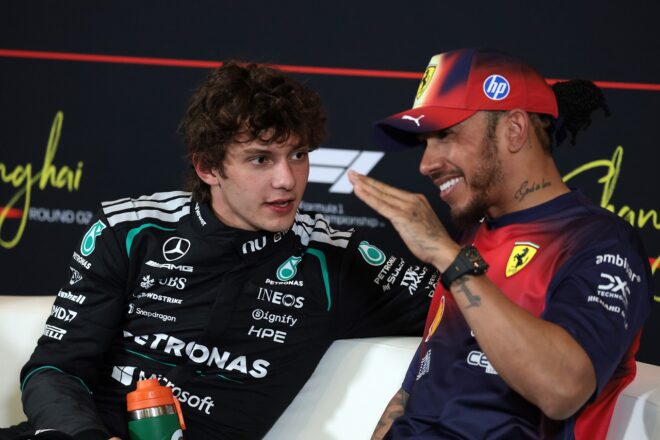 ルイス・ハミルトン（フェラーリ）とアンドレア・キミ・アントネッリ（メルセデス）