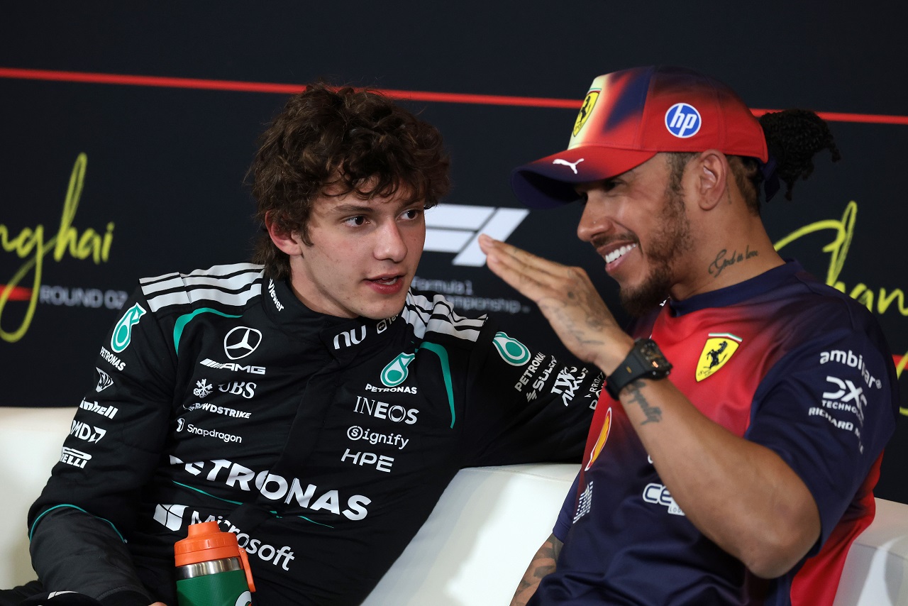 ルイス・ハミルトン（フェラーリ）とアンドレア・キミ・アントネッリ（メルセデス）