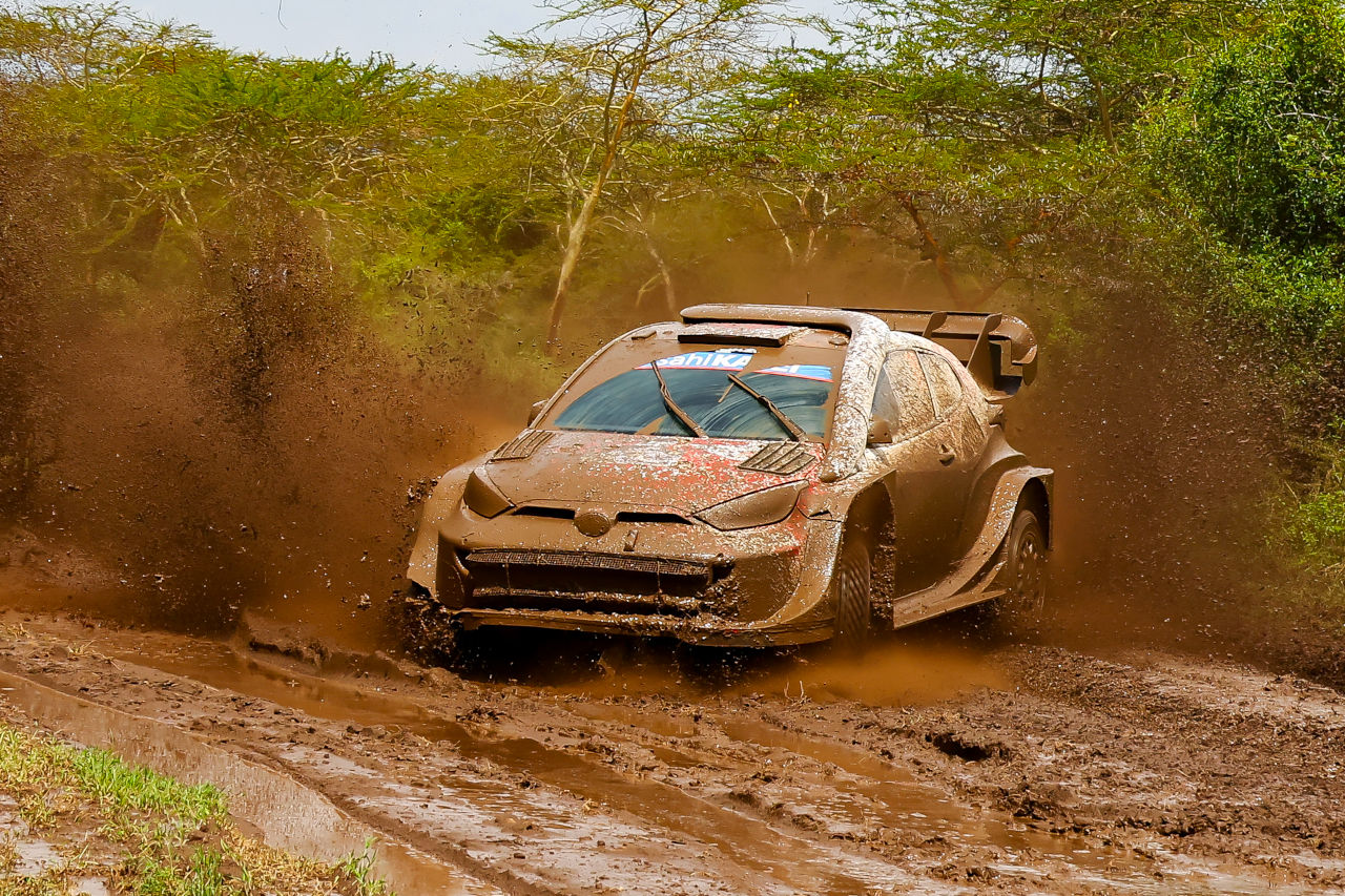 勝田貴元が最終日を前にトップに立つ。半数が脱落するサバイバルを生き残り悲願達成に王手／WRCケニア