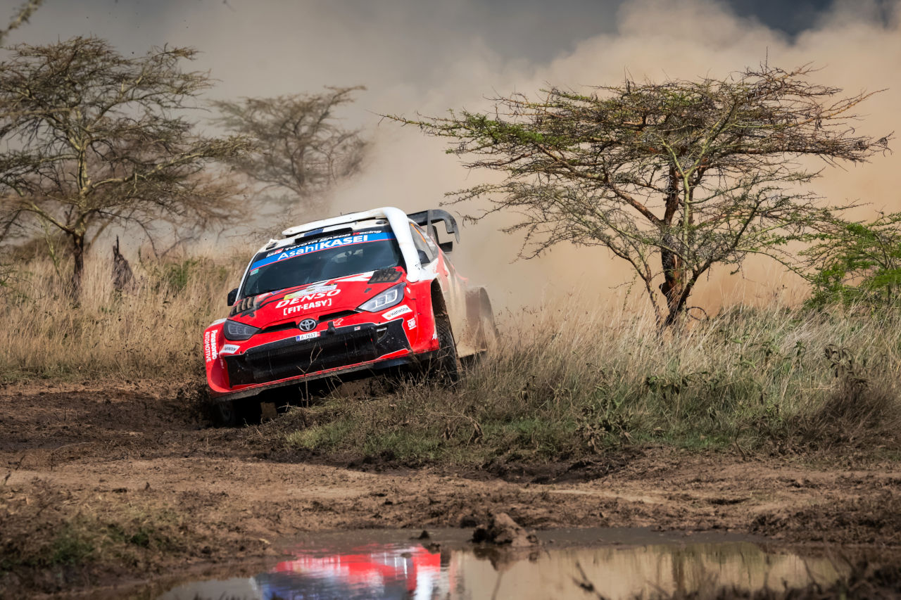 日本人ドライバー勝田貴元が最終日を前にトップに立つ。半数が脱落する“サバイバル”を生き残りWRC初優勝に王手／第3戦ケニア