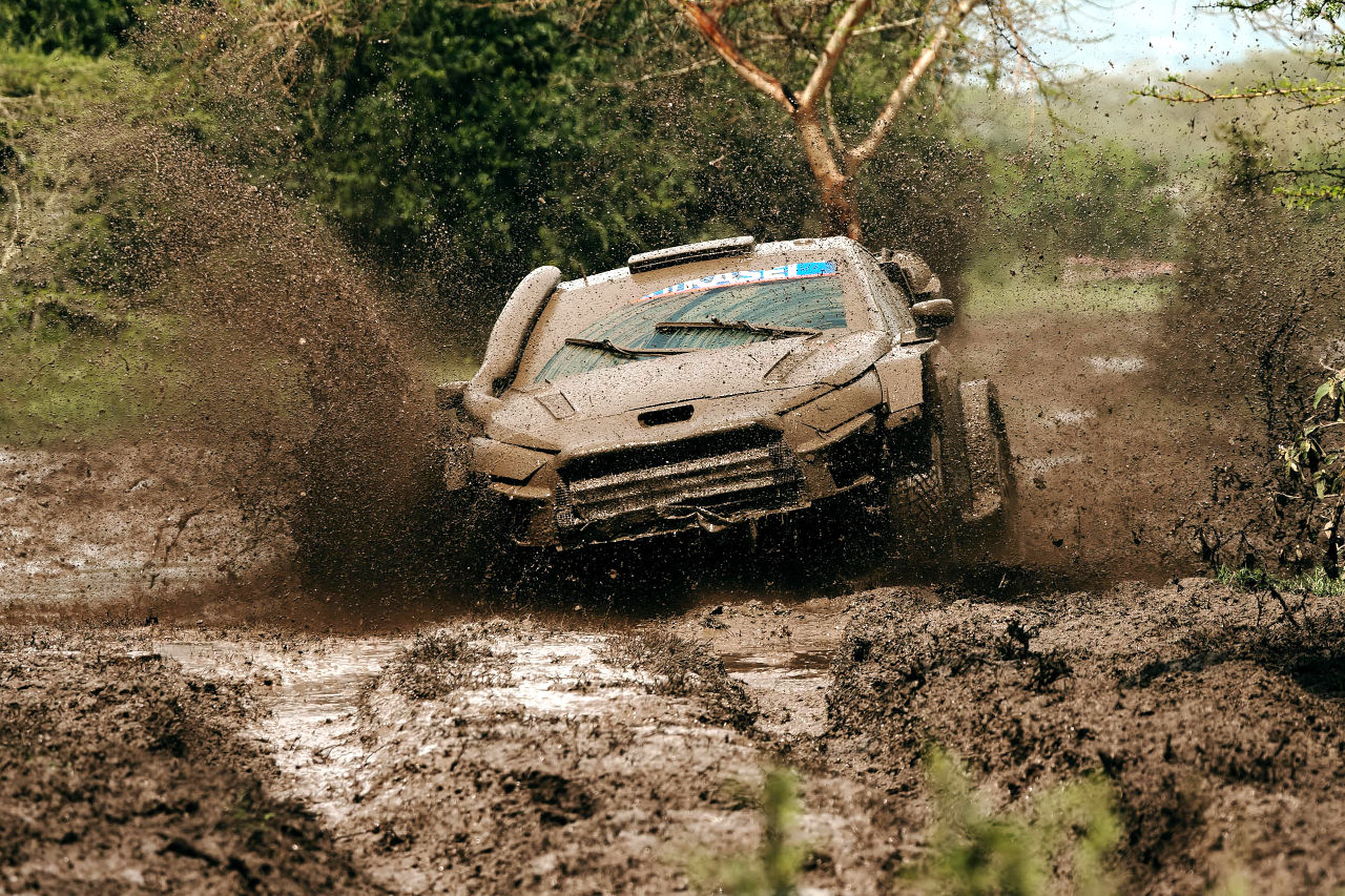 日本人ドライバー勝田貴元が最終日を前にトップに立つ。半数が脱落する“サバイバル”を生き残りWRC初優勝に王手／第3戦ケニア