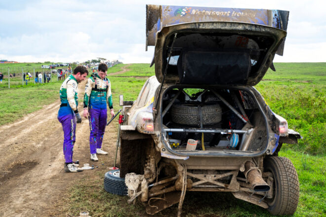 日本人ドライバー勝田貴元が最終日を前にトップに立つ。半数が脱落する“サバイバル”を生き残りWRC初優勝に王手／第3戦ケニア