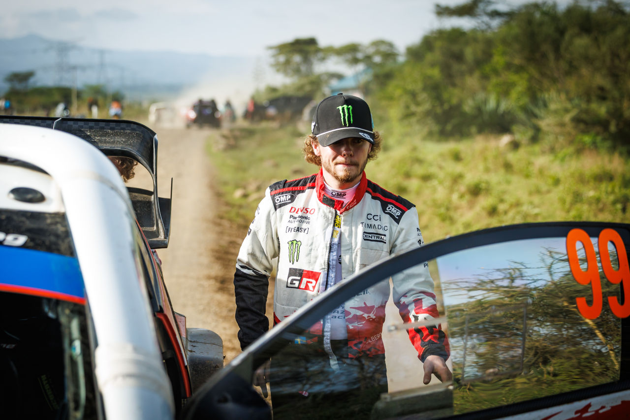 独走から一転リタイアのソルベルグ「本当に辛いが、明日は全力で巻き返す」／WRCケニア・デイ3コメント集