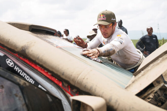 独走から一転リタイアのソルベルグ「本当に辛いが、明日は全力で巻き返す」／WRCケニア・デイ3コメント集