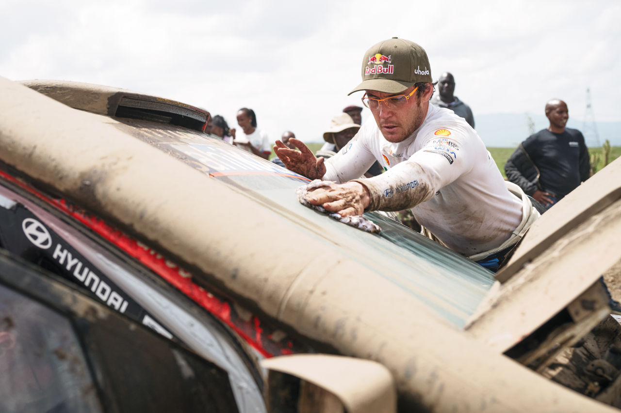 独走から一転リタイアのソルベルグ「本当に辛いが、明日は全力で巻き返す」／WRCケニア・デイ3コメント集