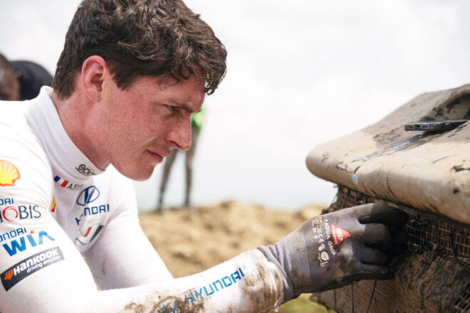 独走から一転リタイアのソルベルグ「本当に辛いが、明日は全力で巻き返す」／WRCケニア・デイ3コメント集