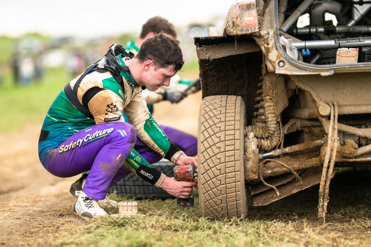 独走から一転リタイアのソルベルグ「本当に辛いが、明日は全力で巻き返す」／WRCケニア・デイ3コメント集
