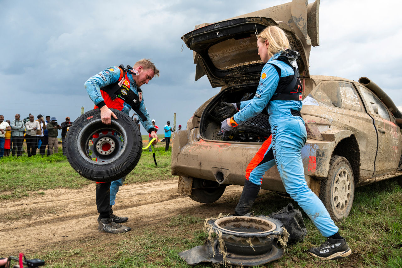 独走から一転リタイアのソルベルグ「本当に辛いが、明日は全力で巻き返す」／WRCケニア・デイ3コメント集