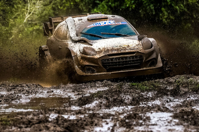 独走から一転リタイアのソルベルグ「本当に辛いが、明日は全力で巻き返す」／WRCケニア・デイ3コメント集