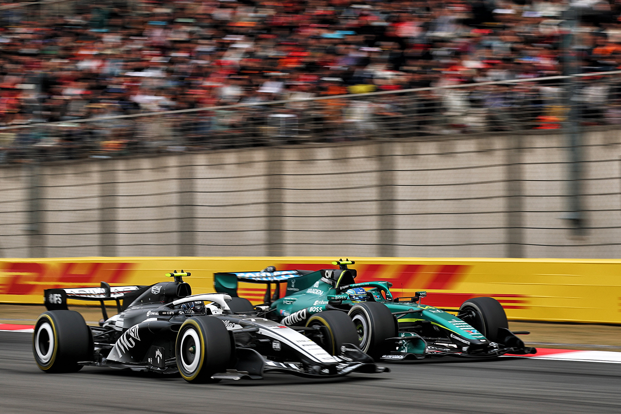 2026年F1第2戦中国GP　バルテリ・ボッタス（キャデラック）とフェルナンド・アロンソ（アストンマーティン）の攻防